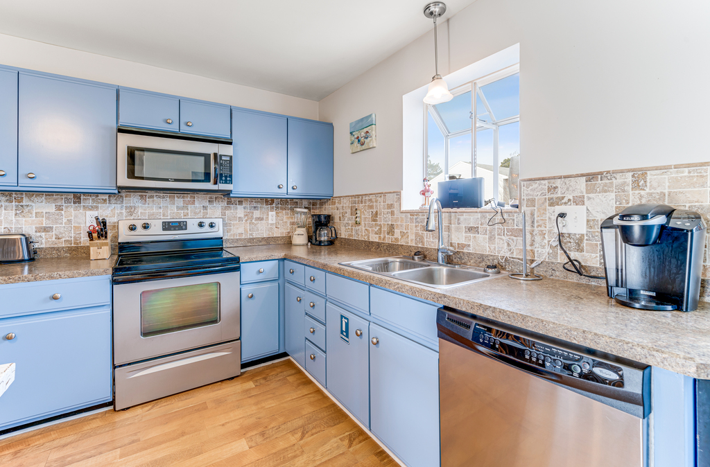 The Teal on Eel sleeps 5 more than comfortably!