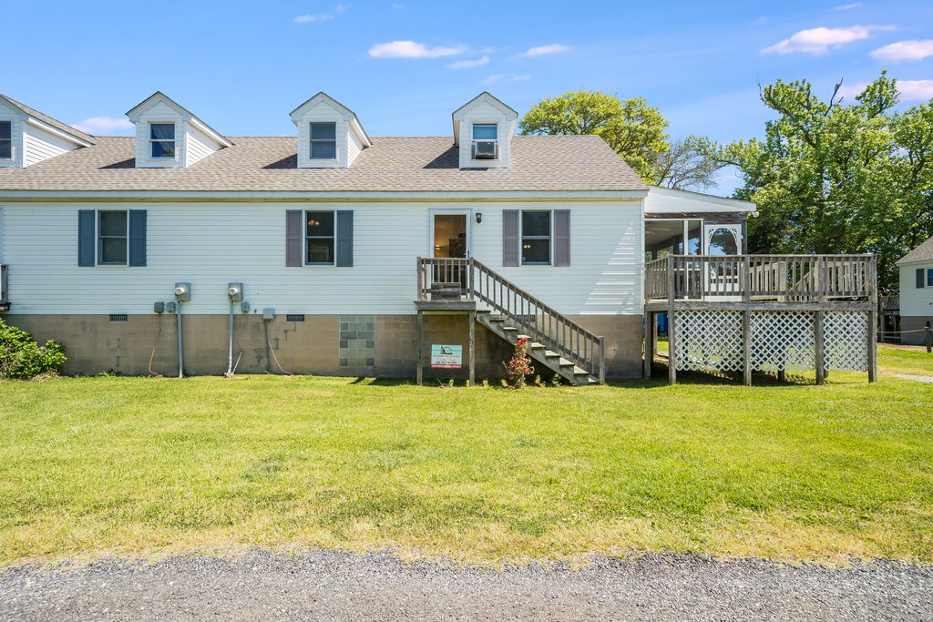 This delightful Duplex sleeps 6 & is tucked away on a quiet street.