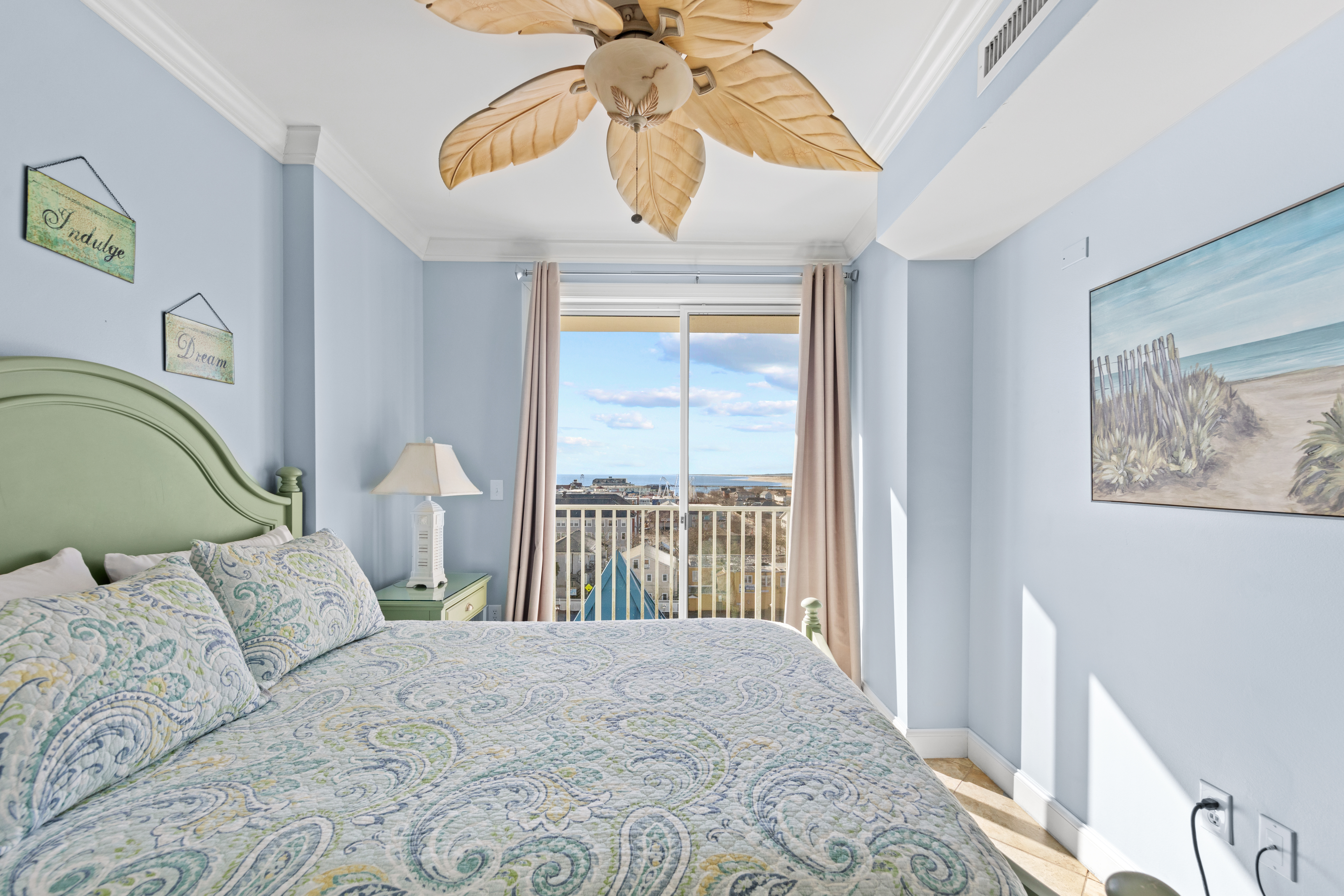 Slip out to relax on the balcony!