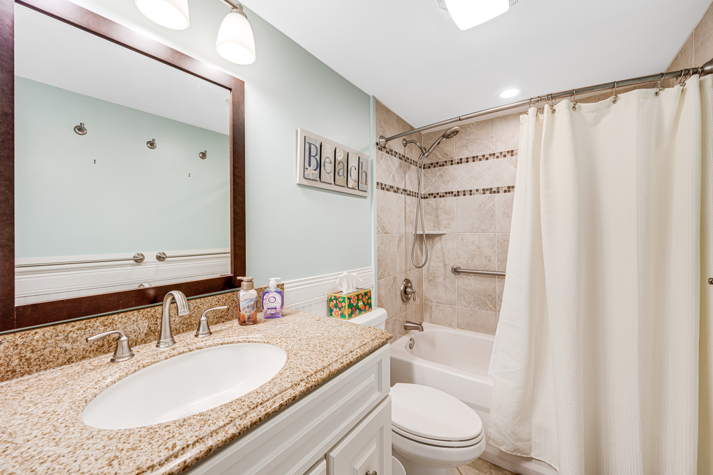 Full Bath offers a Shower/Tub Combo.