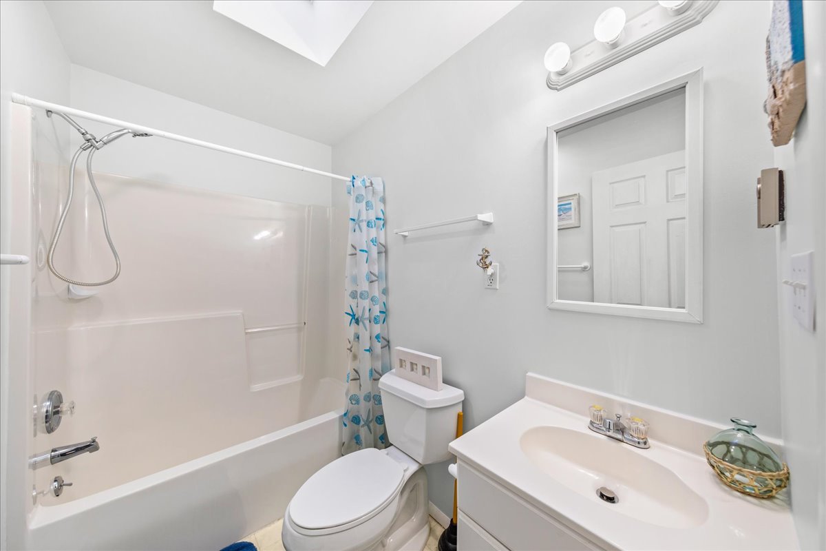 Full Bath 2 has a Tub/Shower Combo.