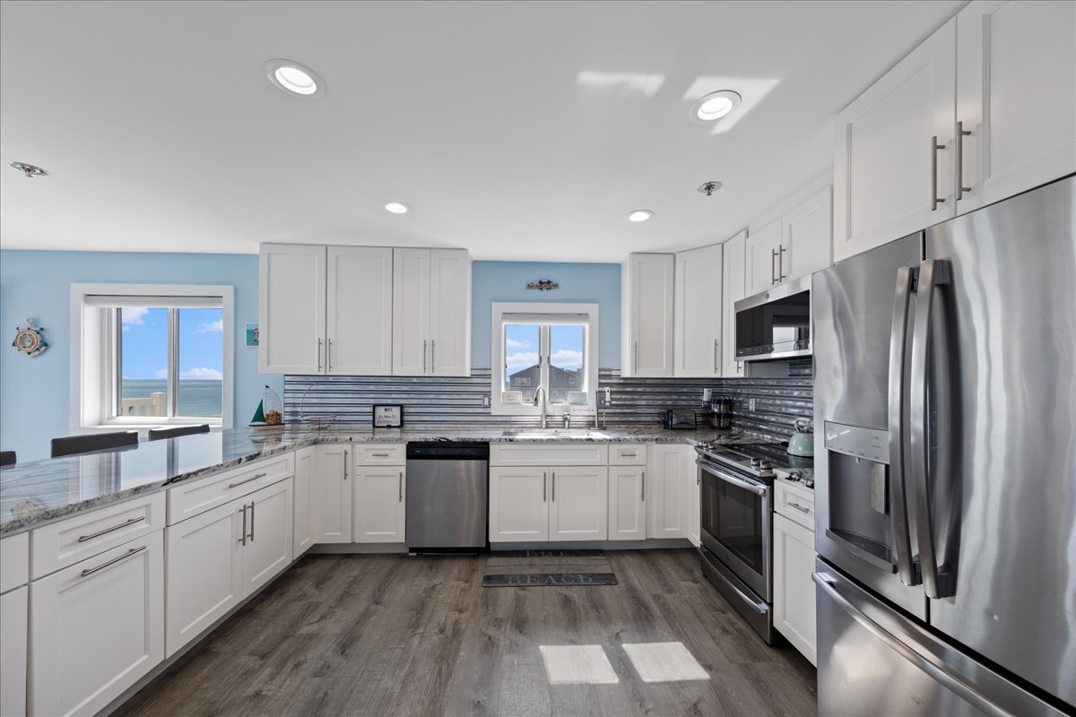 Check out this huge gorgeous kitchen!