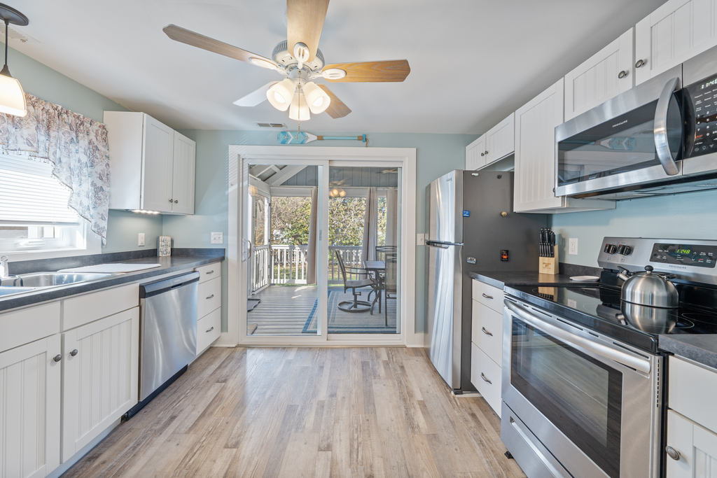 All the comforts of home in the well-stocked Kitchen!