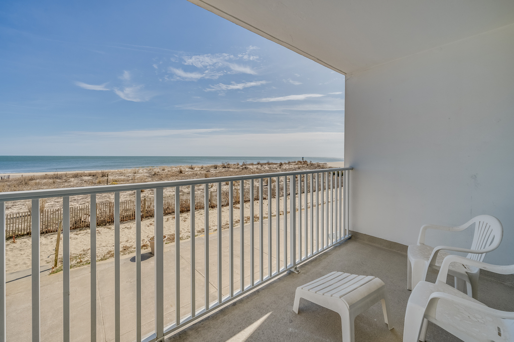 Enjoy your morning coffee or evening wine while watching the waves crash the shore!