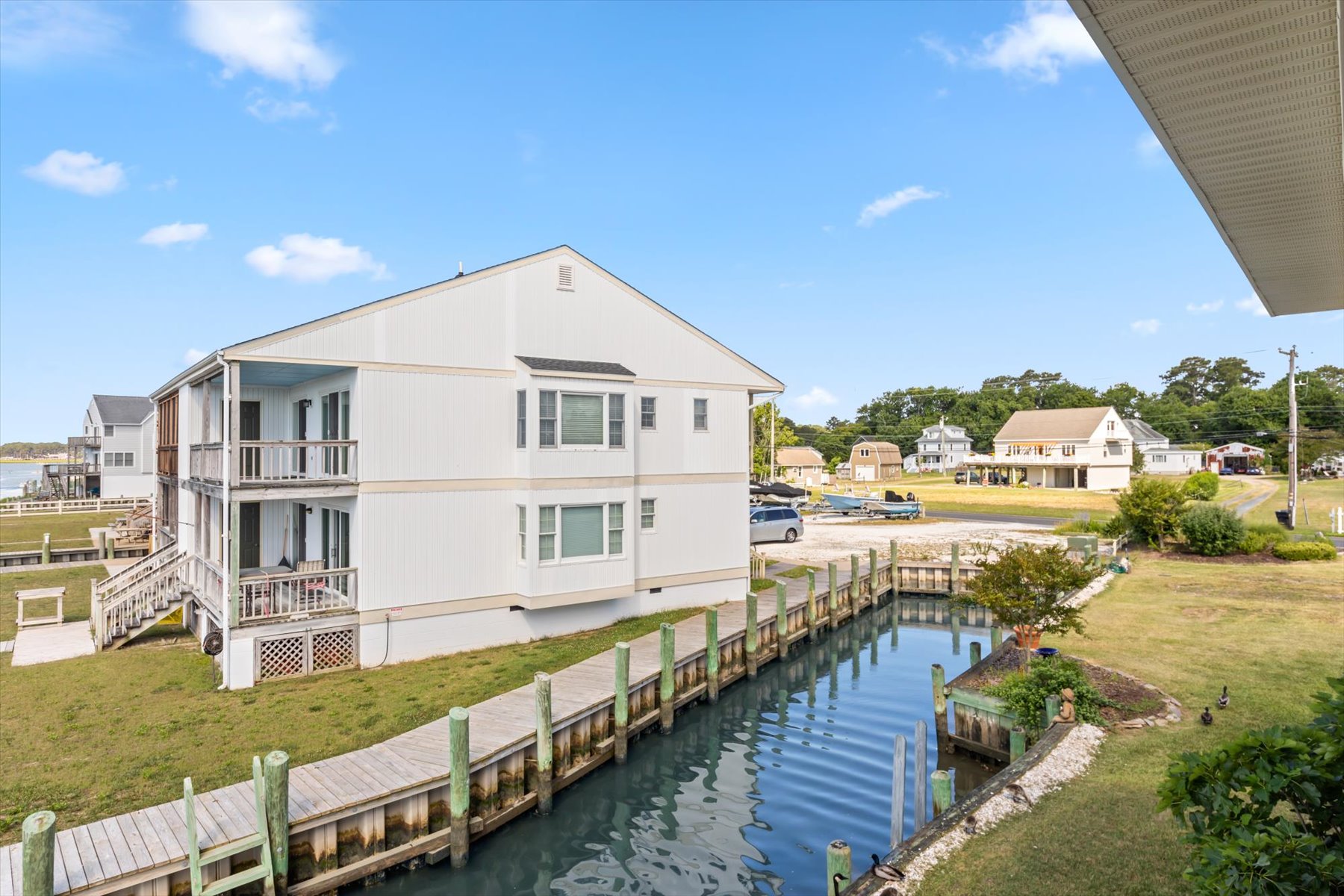 The kids will love watching the Bait and little Crabs in the canal next to the house.