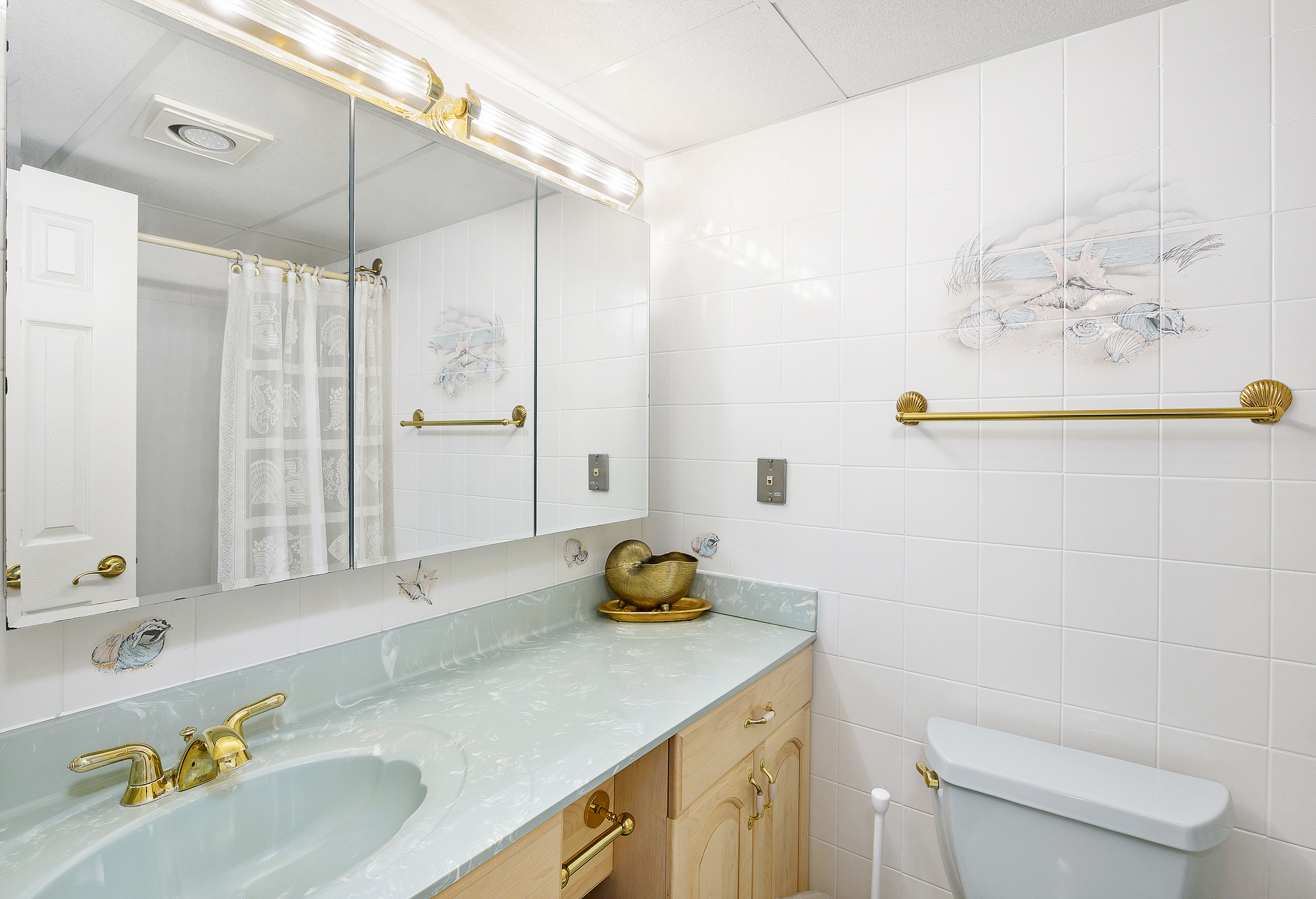 No need to have to dig through your luggage to get ready, this Hallway Bathroom has lots of Counter Space to spread out your person items while your here
