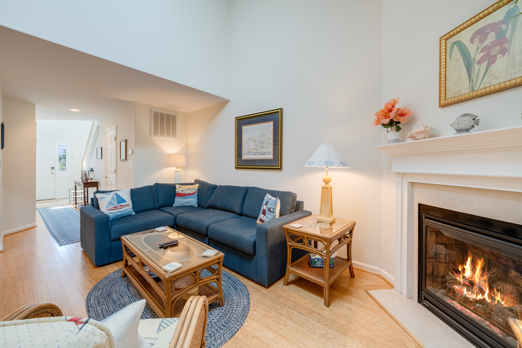 Bay Pony sleeps 6 more than comfortably, and is just minutes from the Beach!