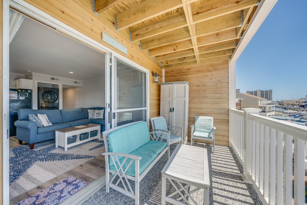 Sip your morning coffee, relax, and take in that Sweet & Salty Bay Breeze!