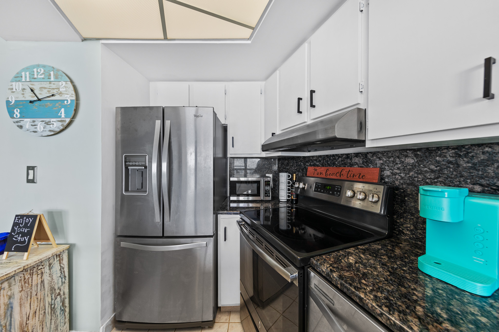 Mealtime will feel nothing like a chore in this well-equipped kitchen