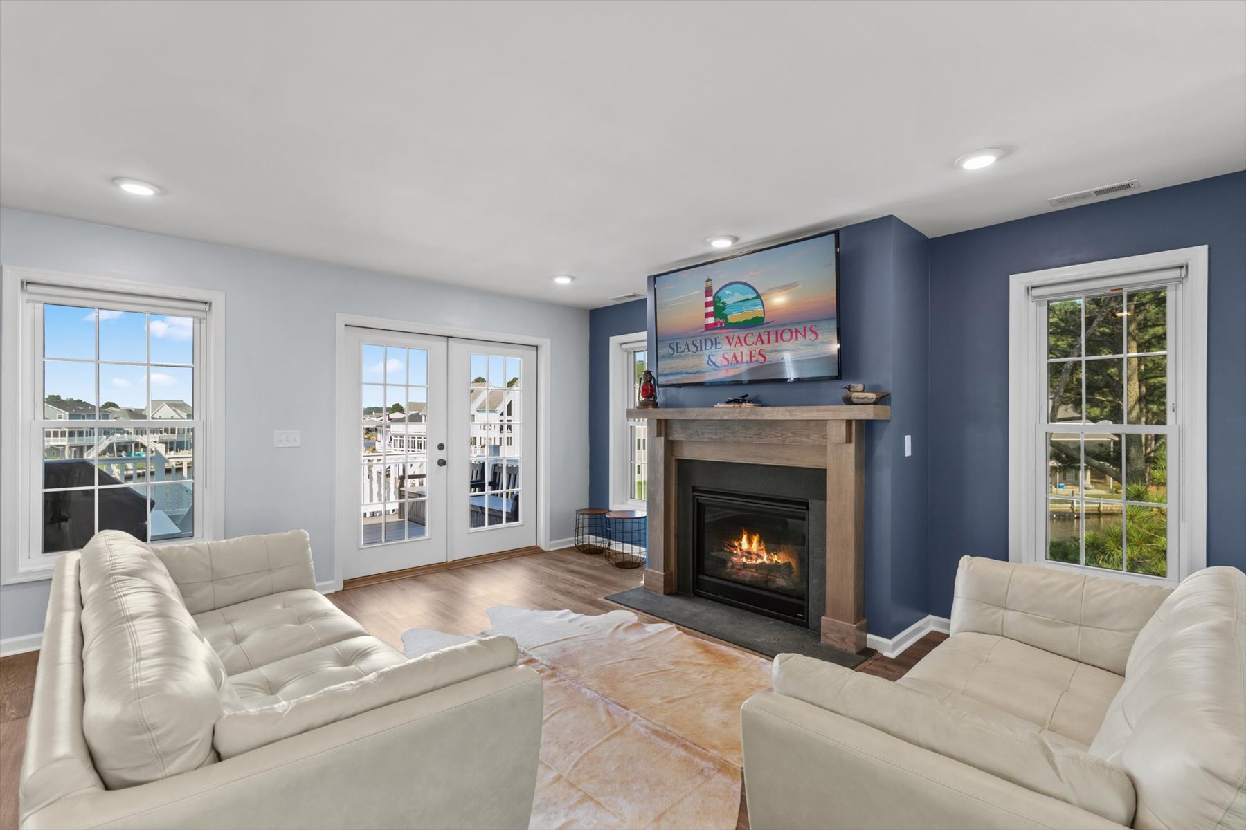 With a Reverse Floor Plan, Stacked Deck maximizes Bay Views in every direction.