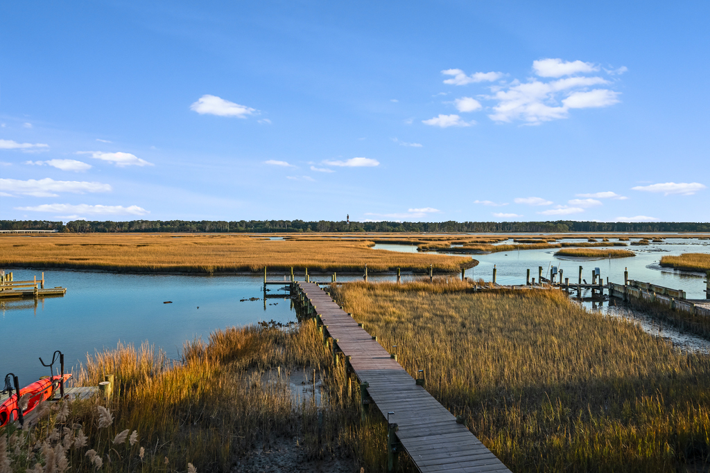 Follow the super cool Cat Walk to the upper Deck with spectacular Views!