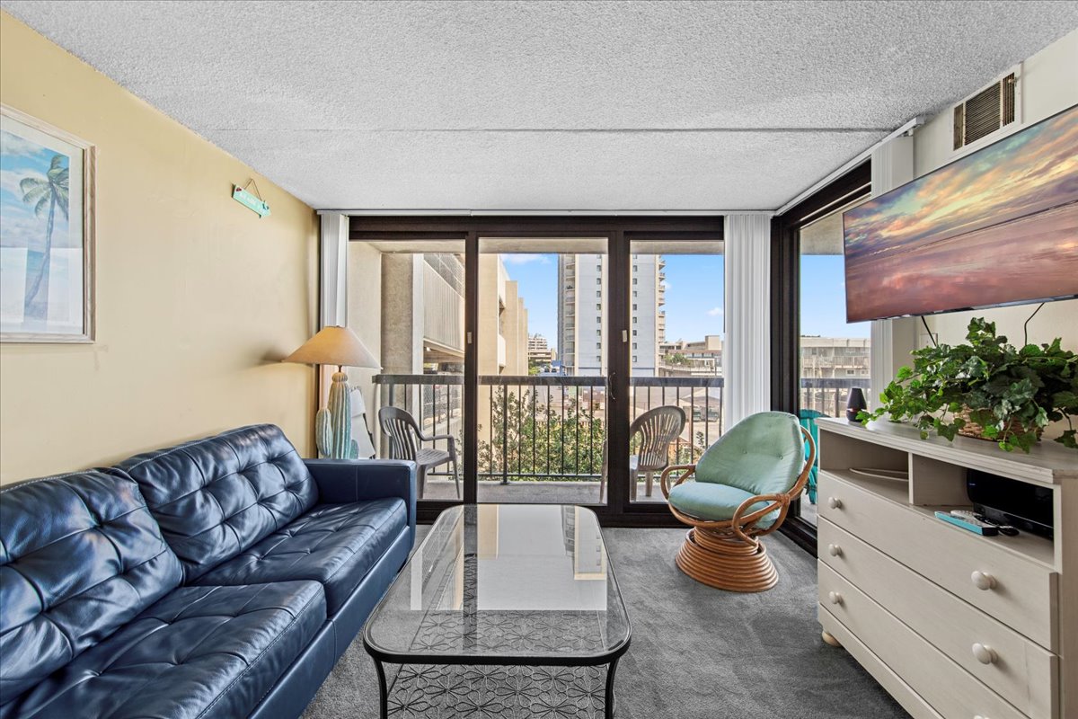 A Wonderful 2 Bedroom Condo with Bonus Den in the Heart of OCMD!