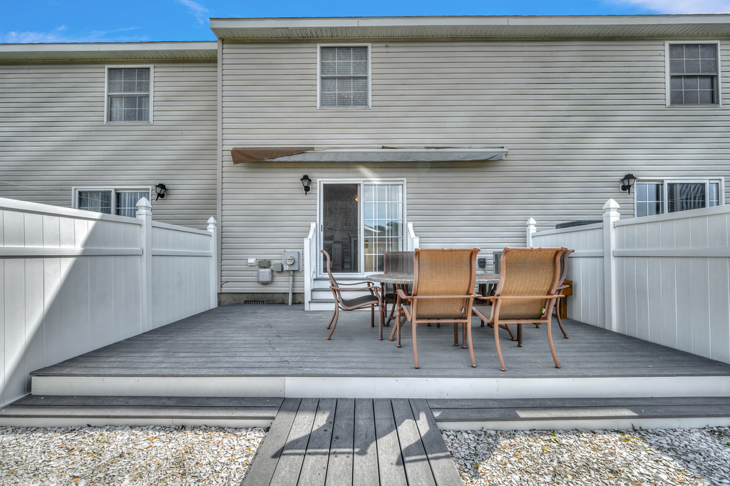 Lovely Deck to enjoy Outdoor Dining.