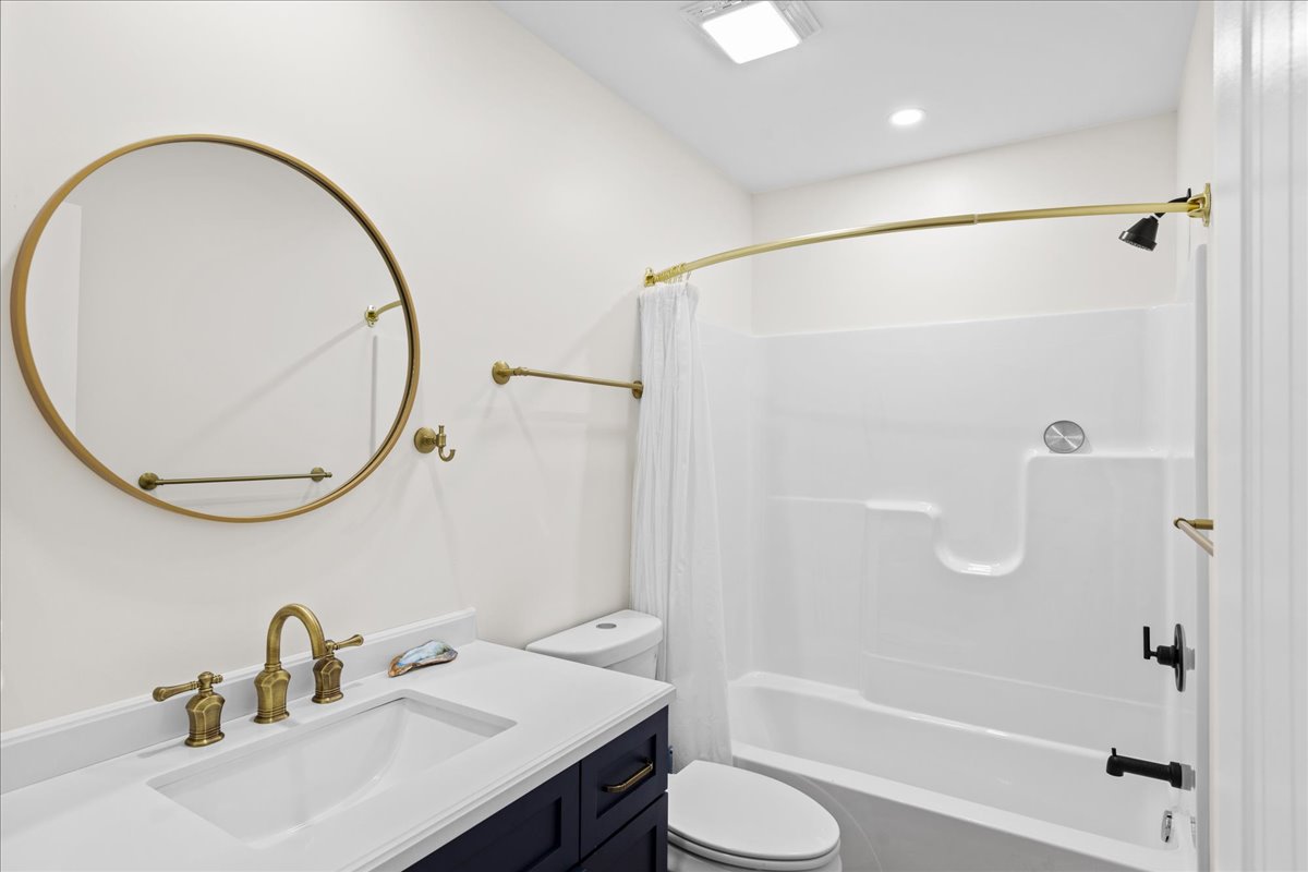 A 2nd Full Bath in the Hall has a Tub/Shower Combo.