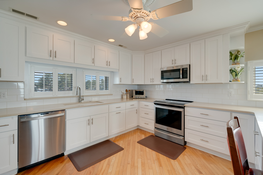 Tons of workspace, and all the comforts of home!