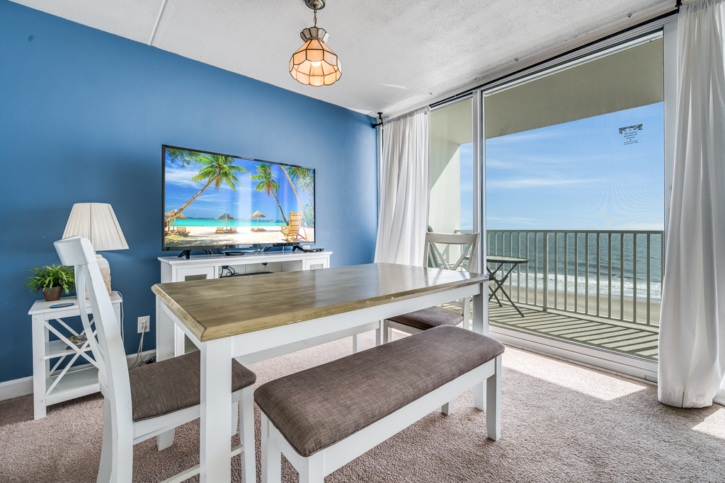 The wall to wall glass door provides the BEST view!