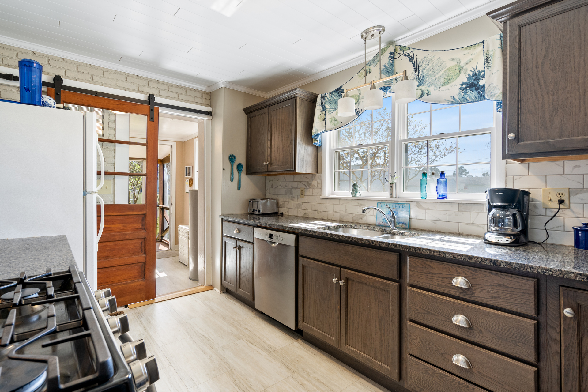 Beautifully equipped, mealtime will indeed be a bay breeze.