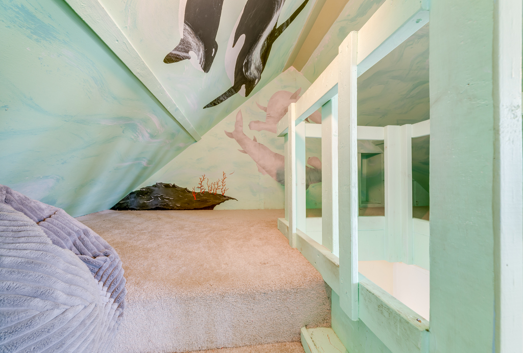 Check out the Nook and amazing Seascapes on the ceiling!