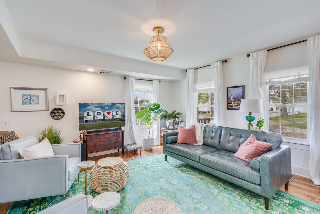 Kick back and enjoy Flat Screen TV and Free WiFi.