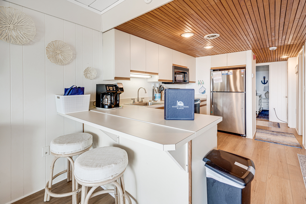 Enjoy a quick bite at the breakfast bar!