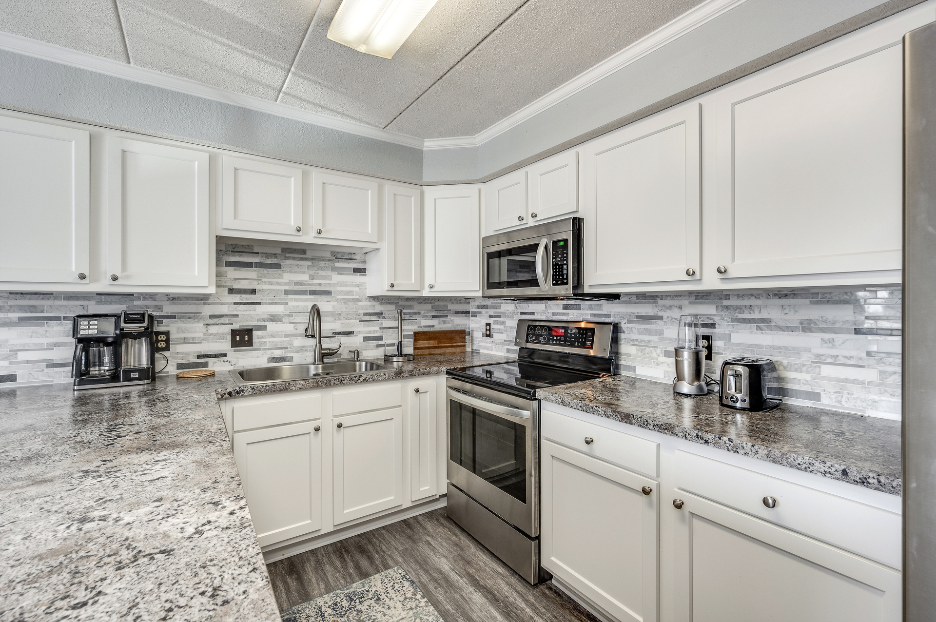 This spacious kitchen offers all you need to enjoy a delicious family meal