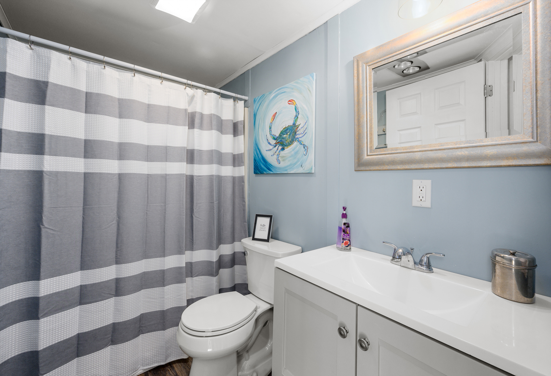 Lovely Full Bath with Tub/Shower Combo.