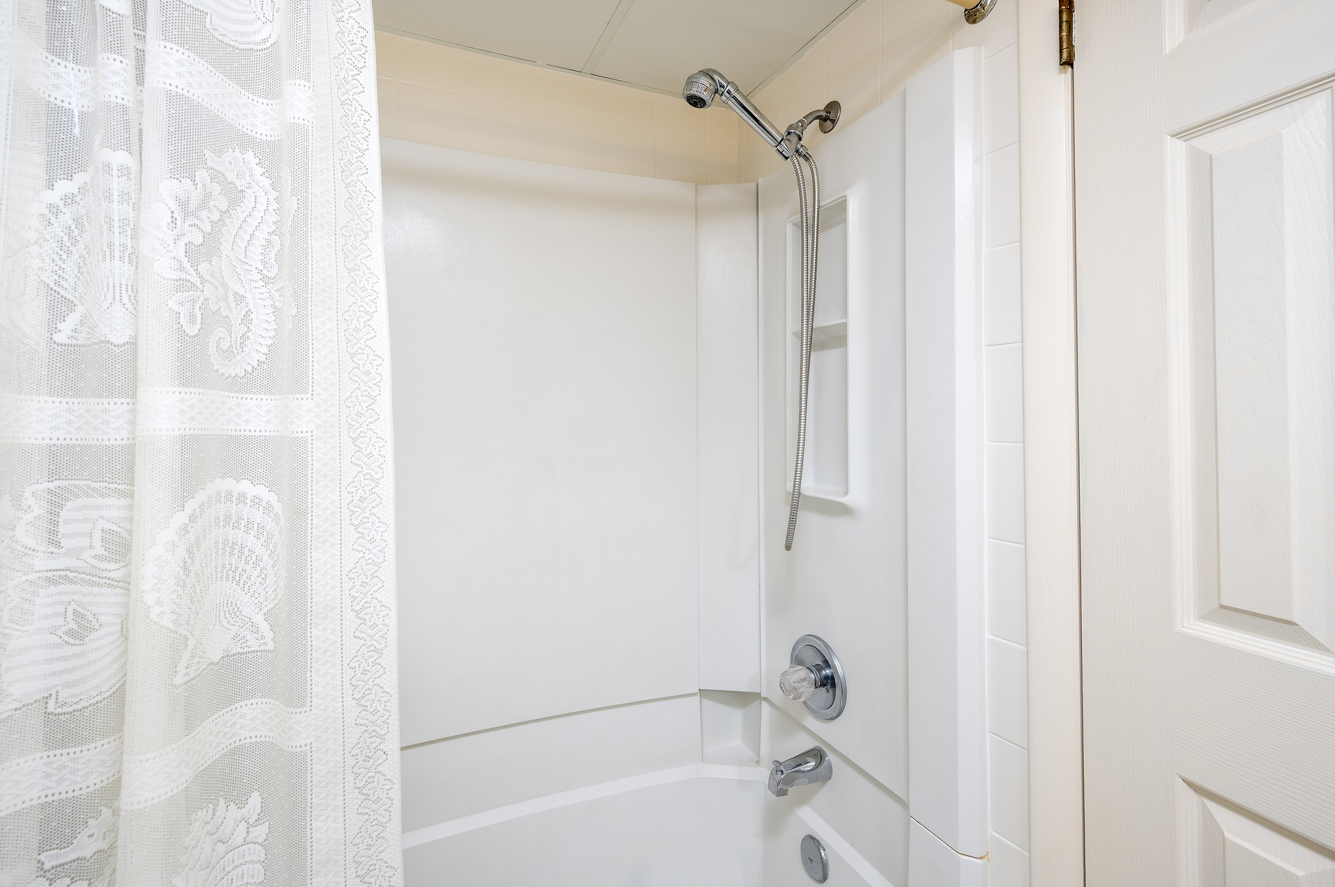 Updated Tub/Shower Combo in Hallway Bathroom