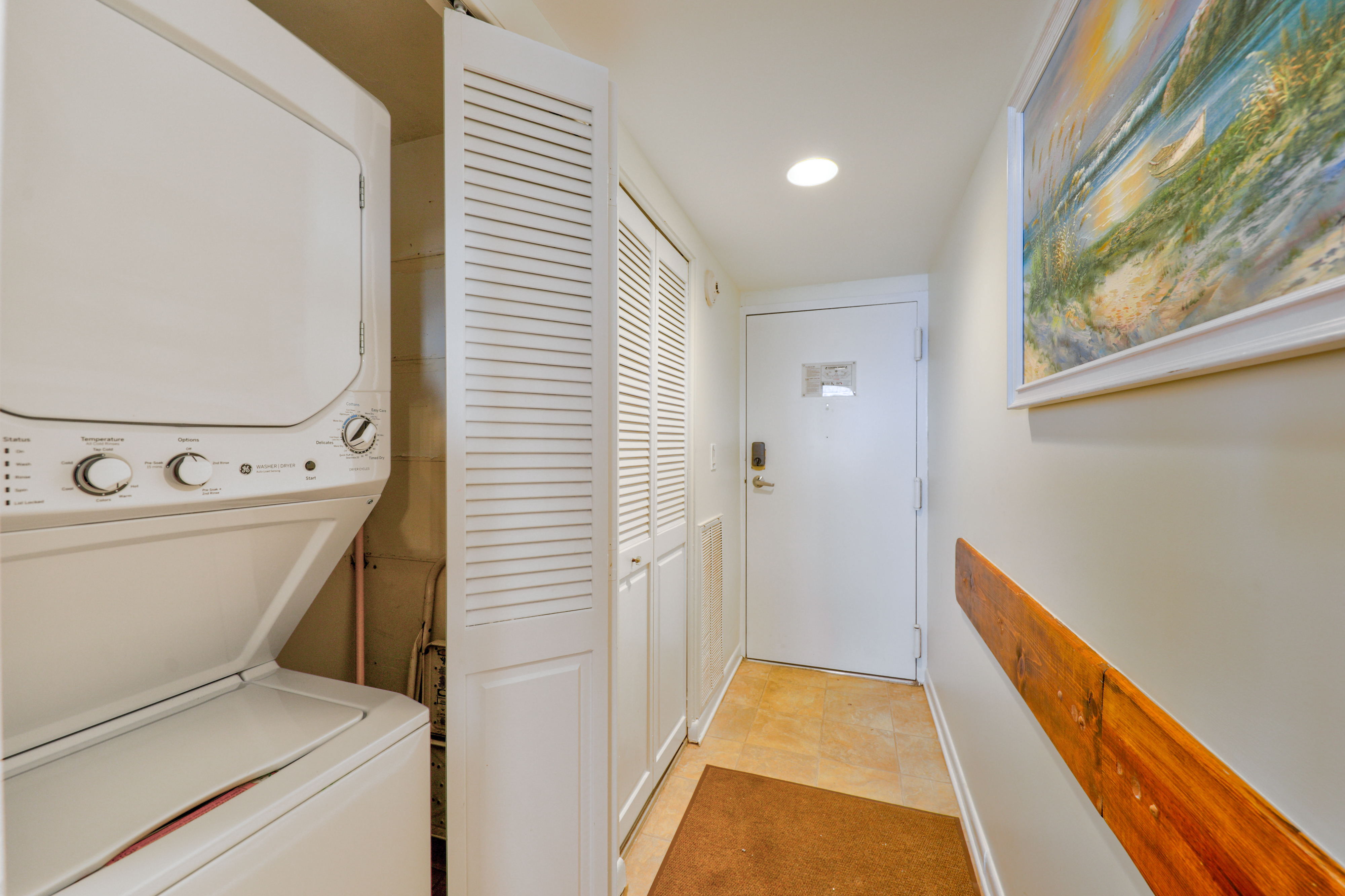 Hallway entry to Golden Sands 1112 - Kick your flip flops off and make yourself at home!