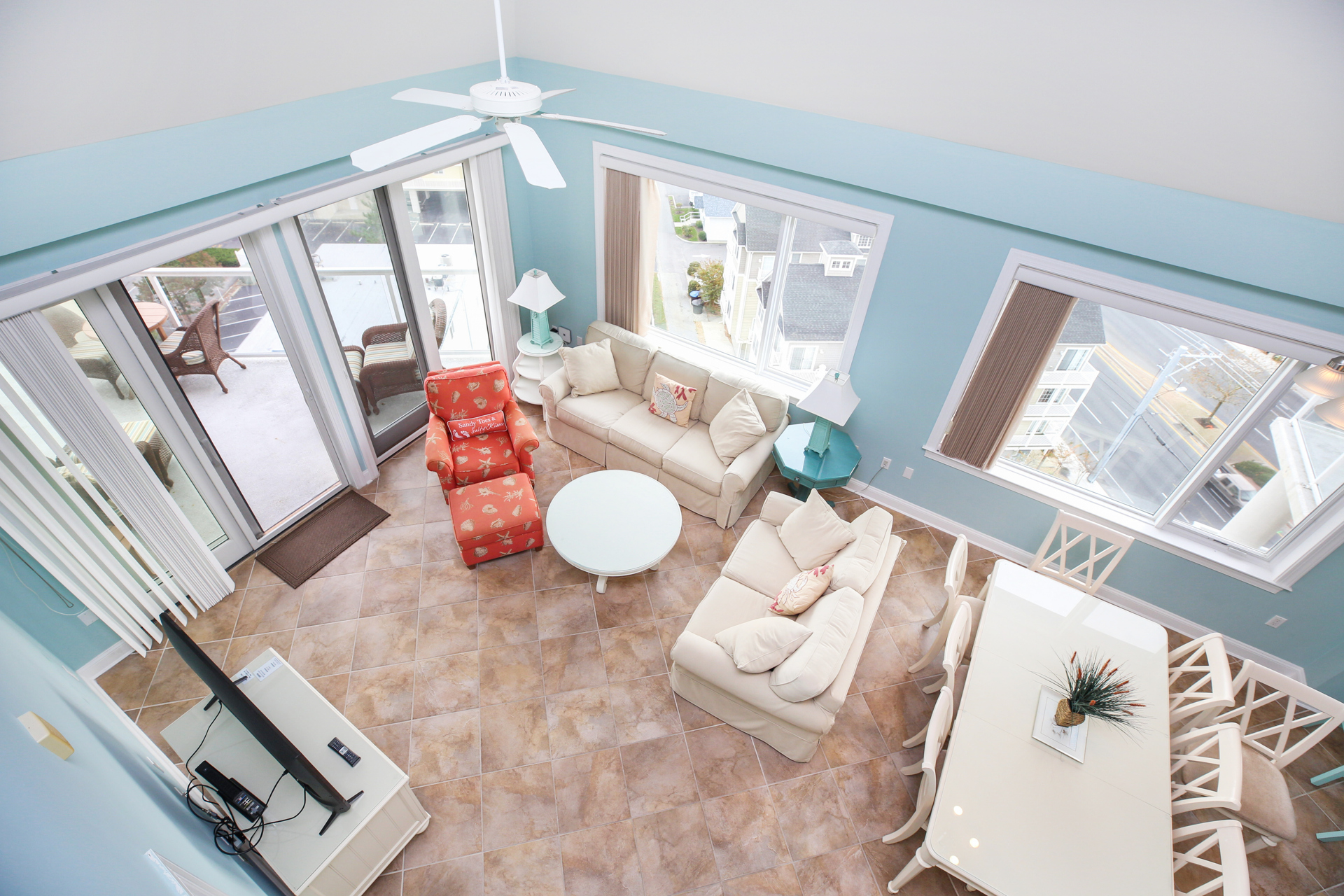 Overview of the spacious living areas right from the loft.