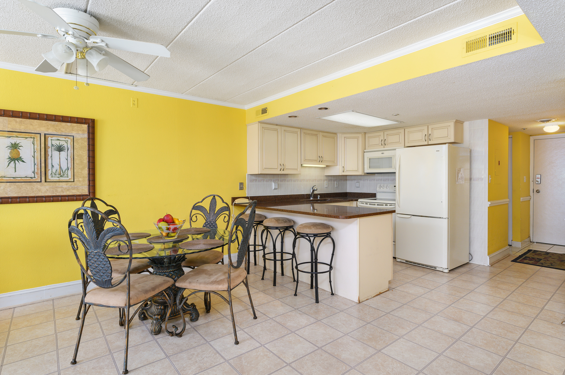 There is also seating at the Breakfast Bar, Perfect for a quick bite before heading to the Beach.