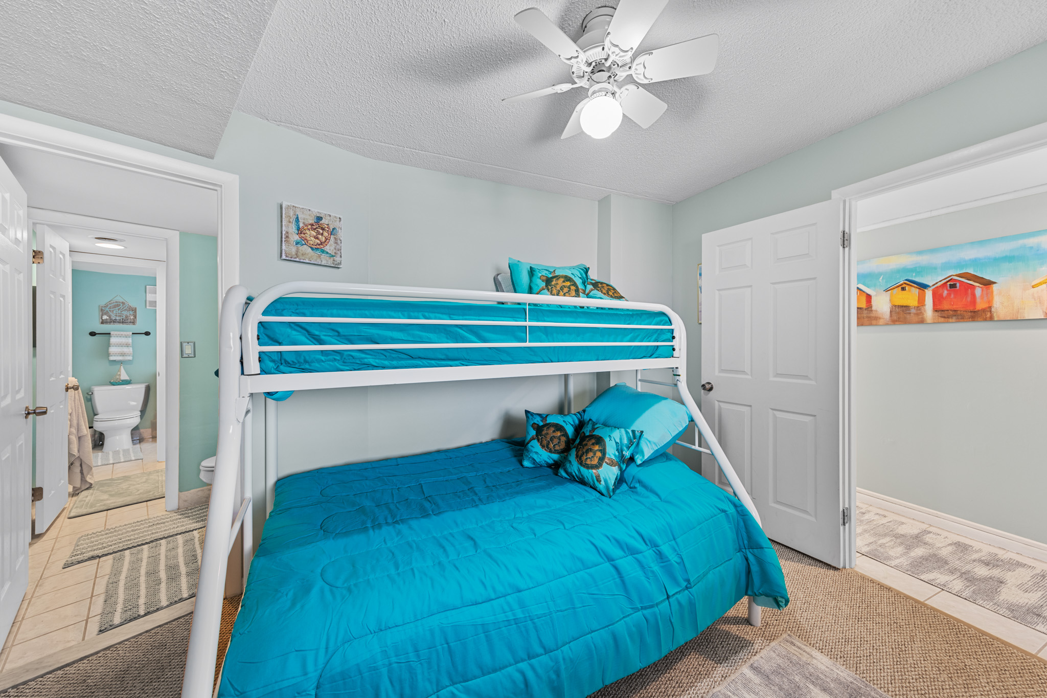 Sleeping 3 in comfort & style with a Pyramid Bunk.