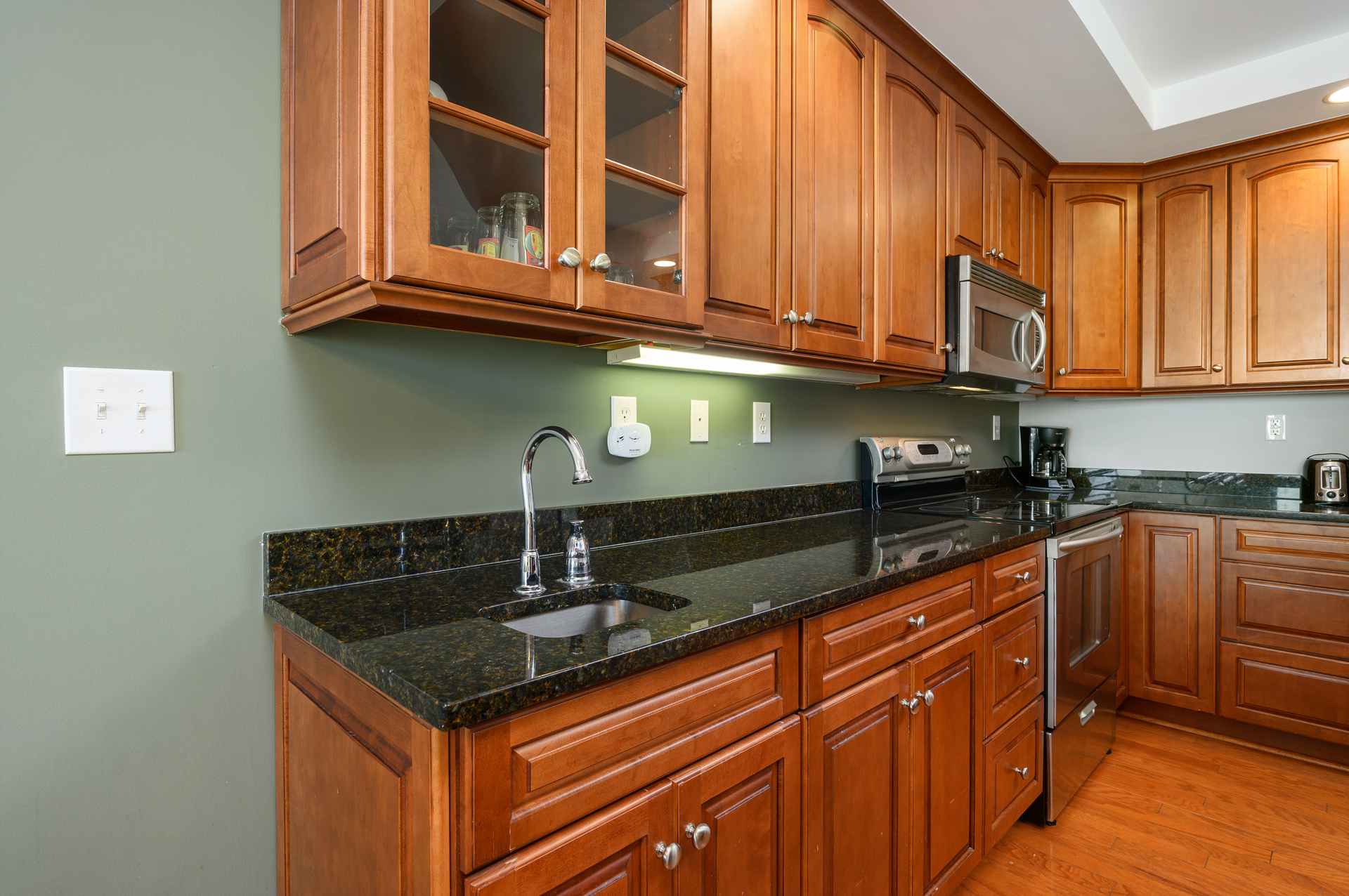 A mini Wet bar is located at the end of the counter, perfect for those after Beach libations!