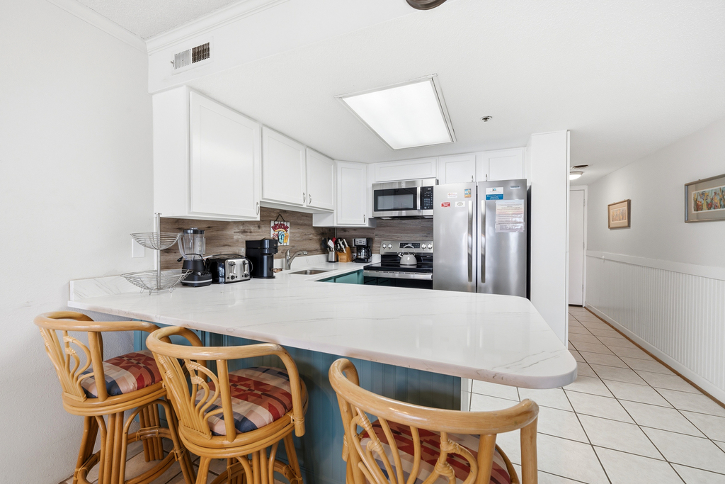 The breakfast bar seating is perfect for grabbing a quick bite before heading out for a day of fun in OC!
