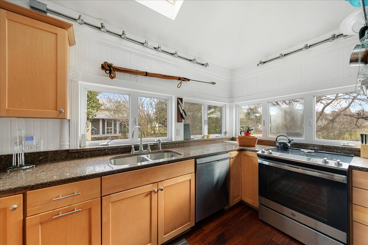 The cozy Kitchen has all the comforts of home!