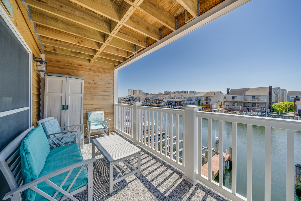 This Bayfront Beauty sleeps a family of 7 in comfort and style!