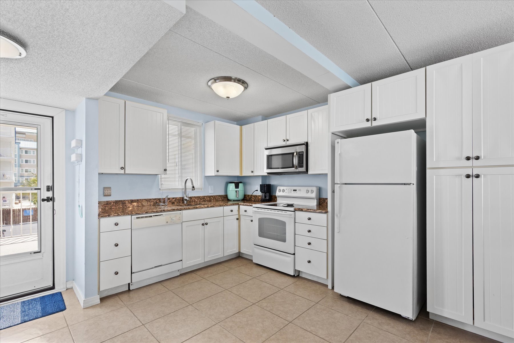 Enjoy the fully equipped Kitchen.