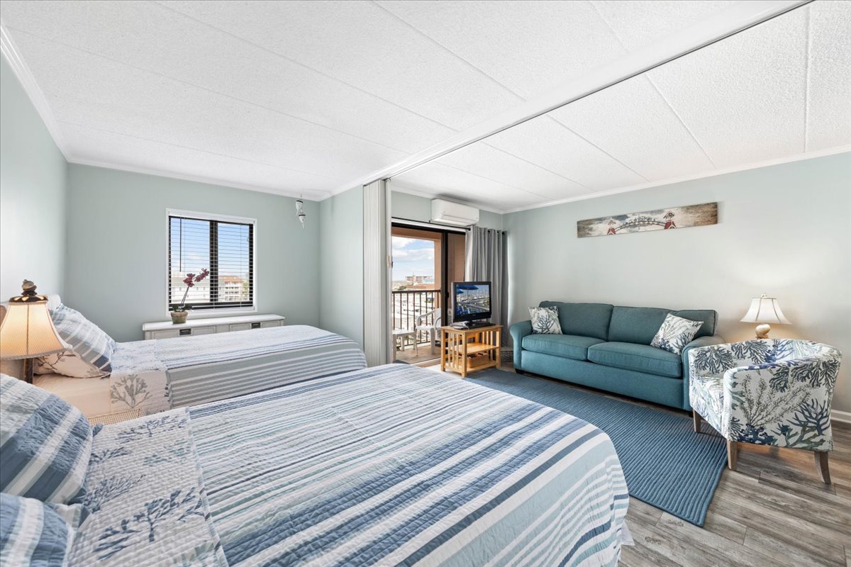 This Efficiency Condo sleeps 6 in Comfort & Style!