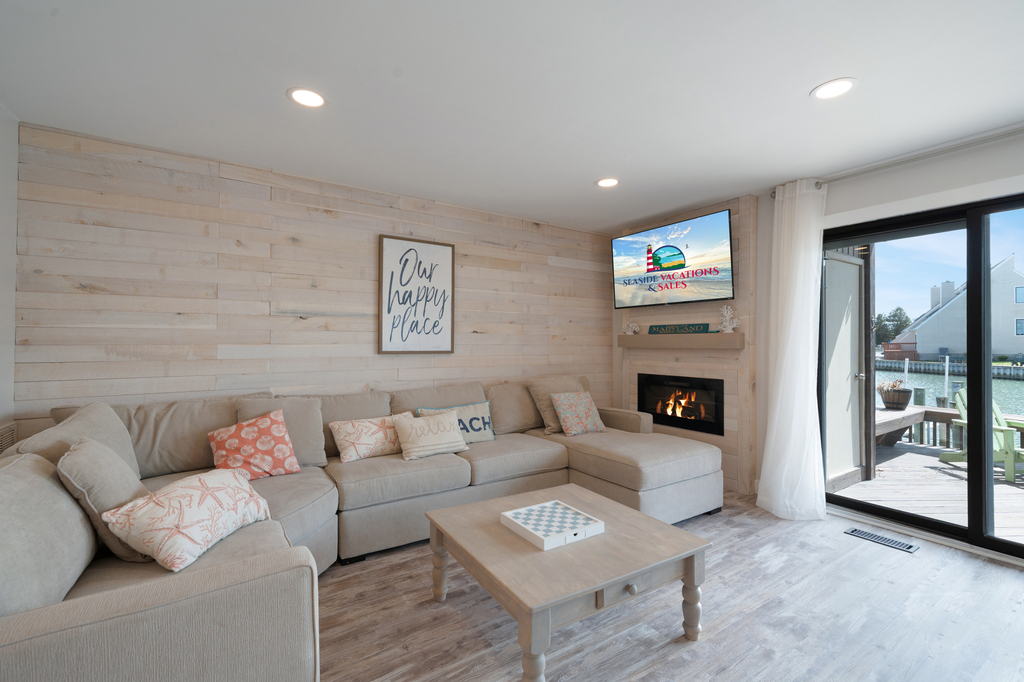 Relax in the Bright and Comfortable Living Area for Family Gatherings or Quiet Evenings!