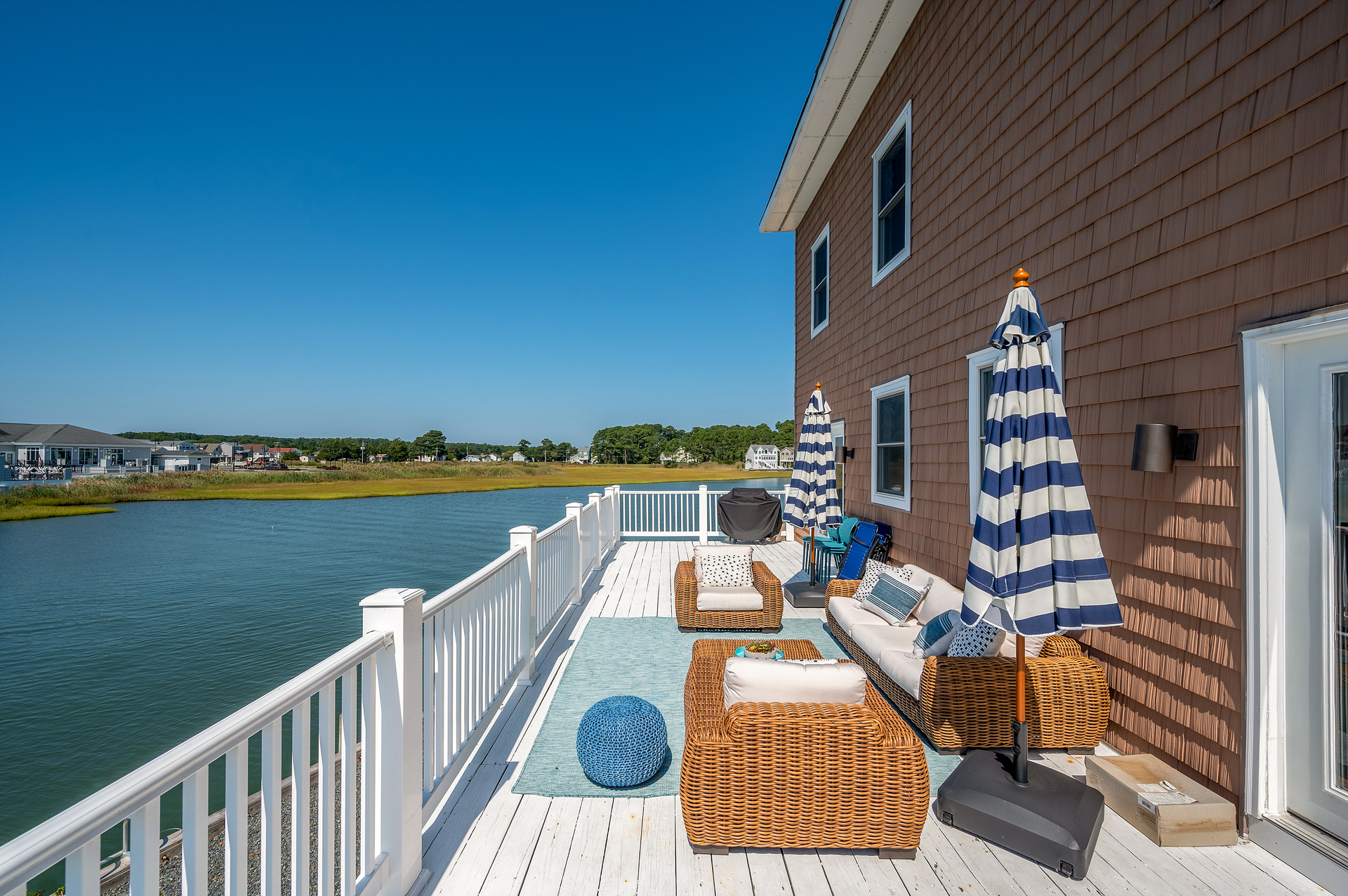 Slip out to the luxuriously furnished Waterfront Deck.