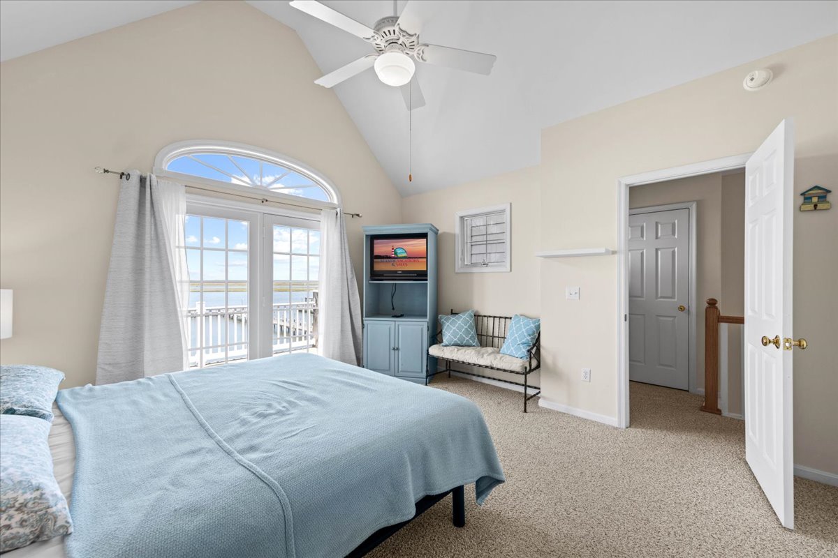 Master has Flat Screen Streaming TV.