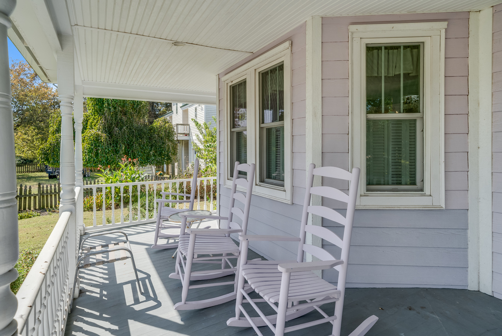 Lavinder House was once the home of the famous actress, Linda Lavin!