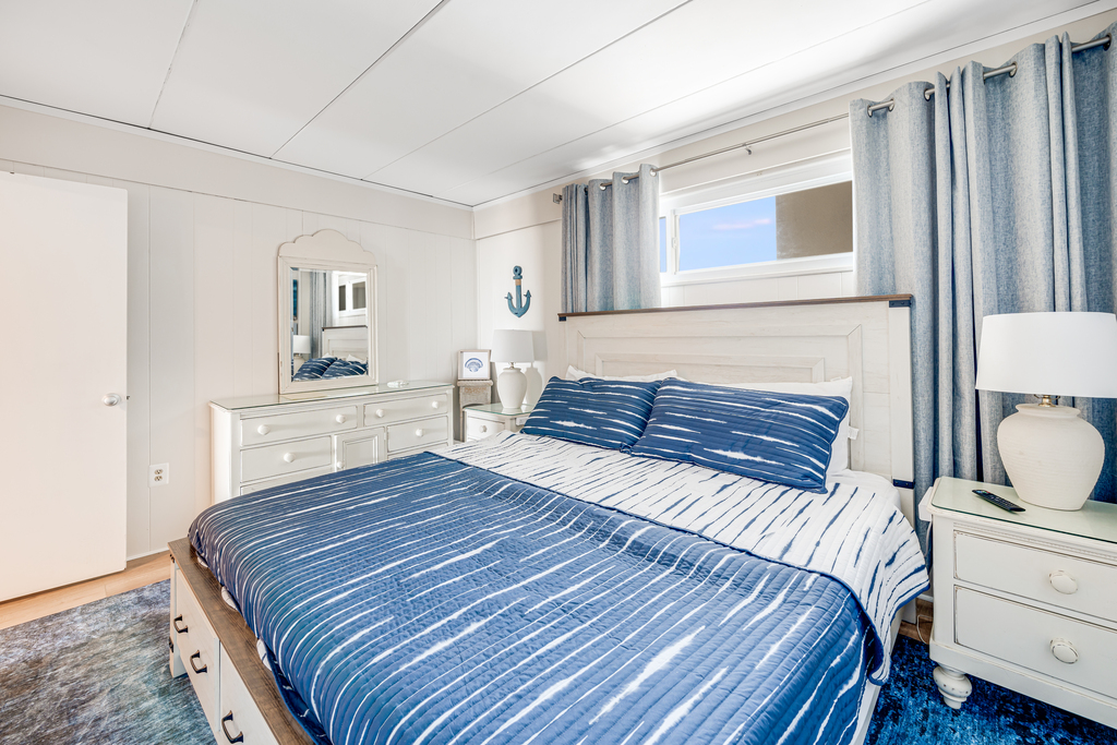 Enjoy the beach themed décor!