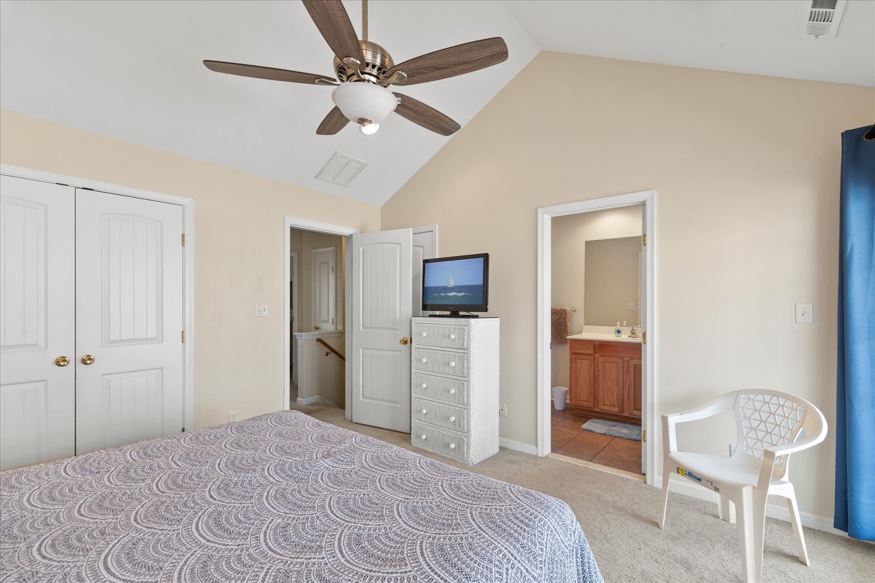 Features a Flat Screen TV to enjoy your favorite movies.