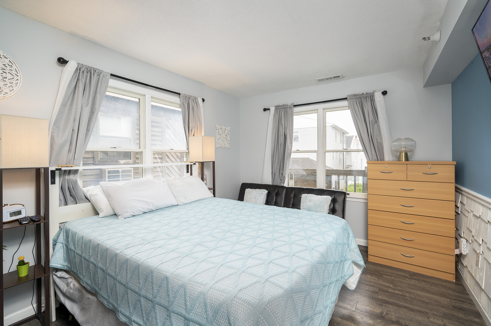 Bright and Sunny Bedroom has a Queen Bed and a Futon!