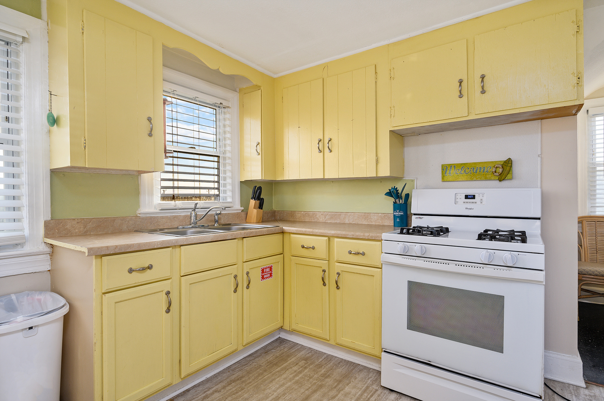 The well-equipped kitchen has everything you need for the whole family