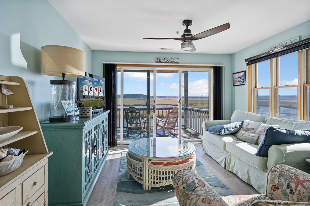 Gorgeous Coastal Decor and High-end furnishings throughout.