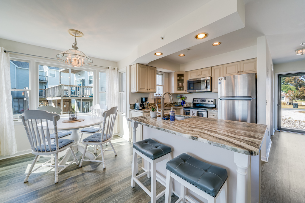 Grab a quick bite at the Breakfast Bar before hitting the Beach.