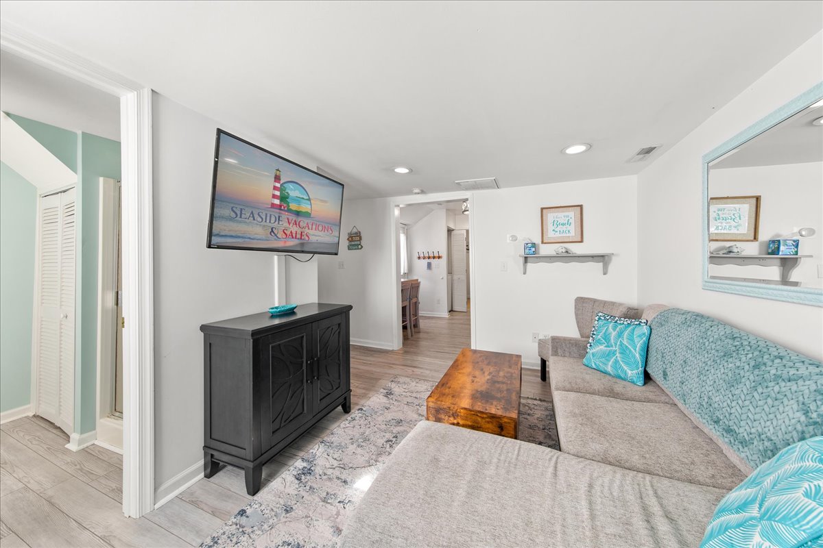 Cozy Living Area wit Flat Screen Smart TV and Free WiFi.