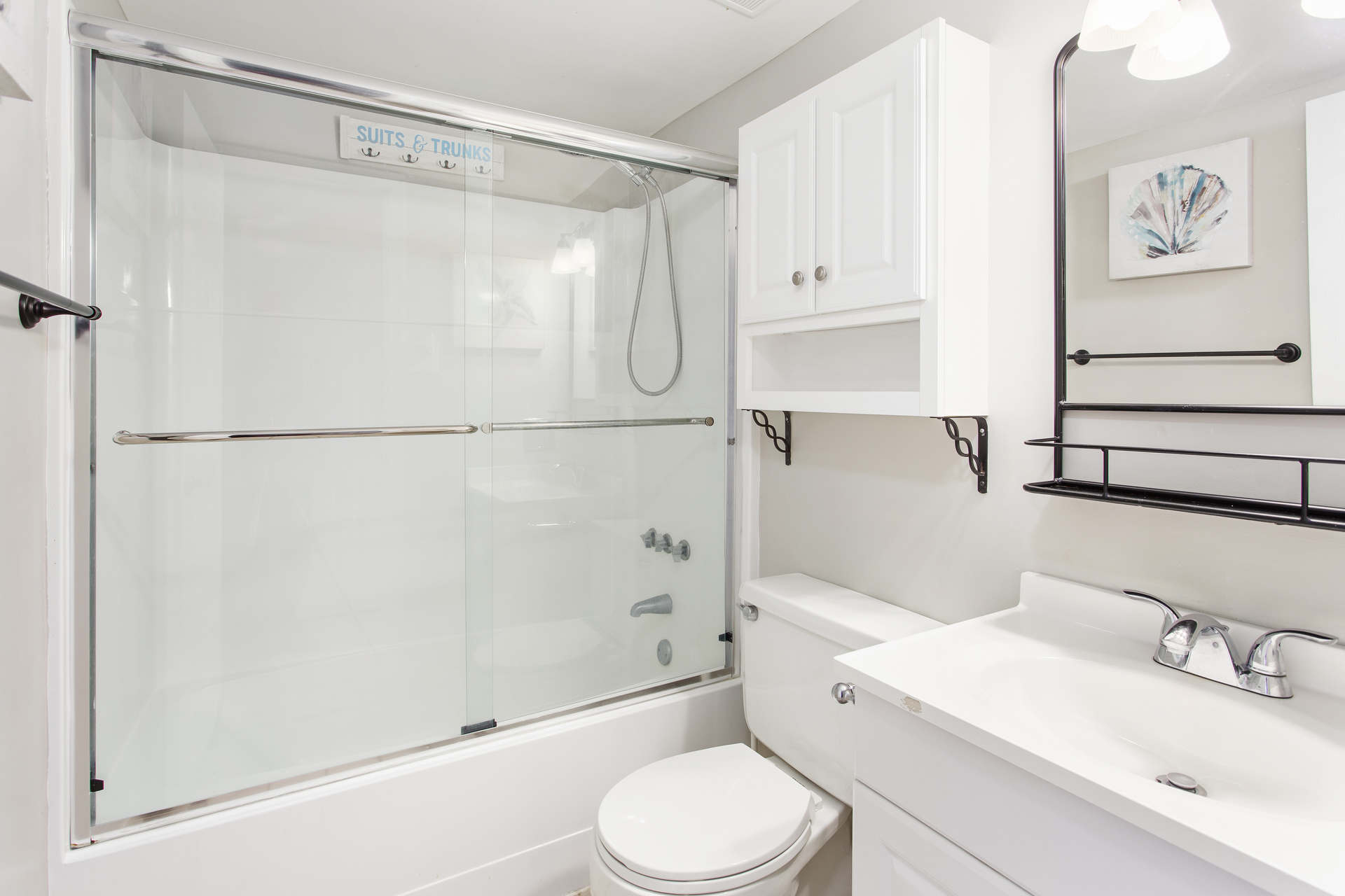 Full Shared Bathroom with a shower/tub combo.