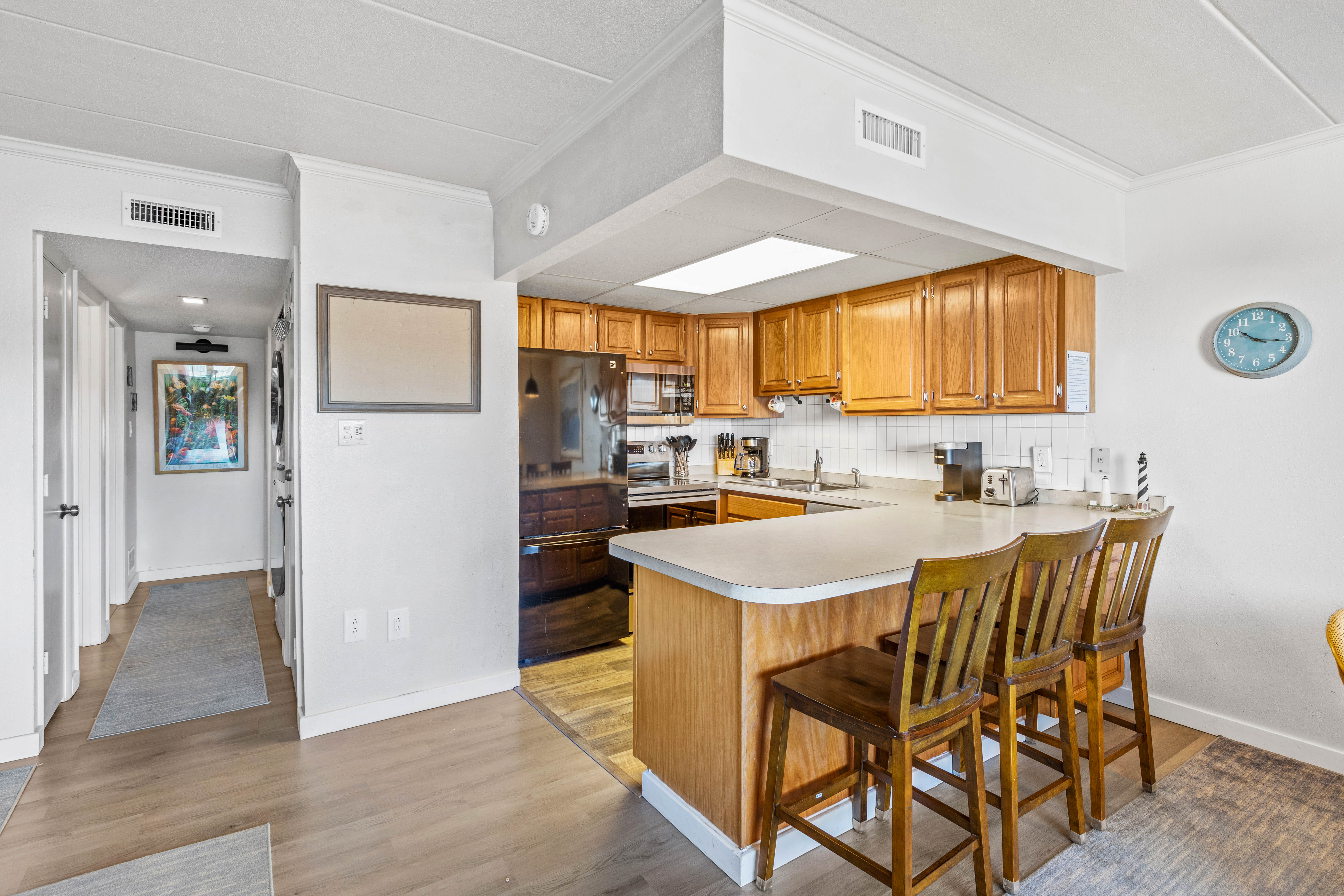 This nice, fully stocked kitchen is sure to impress the chef in the family.